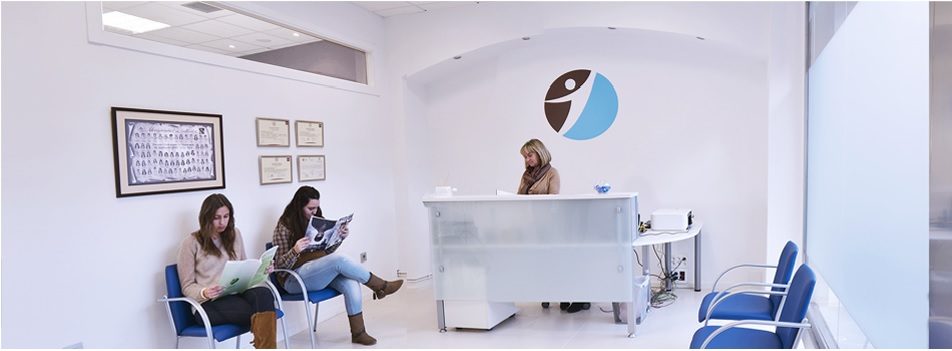 Recepción de Adavall Fisioterapia con pacientes esperando