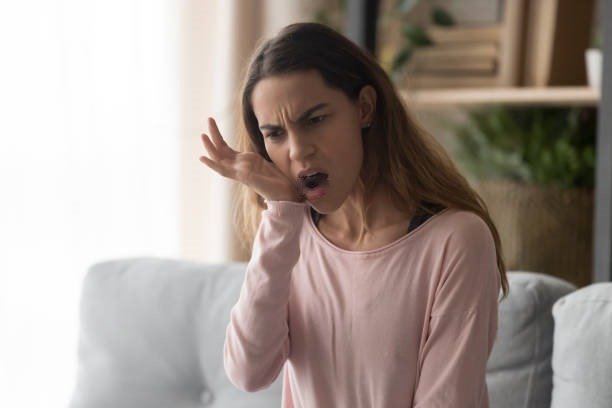 Mujer que nota un chasquido en la mandíbula