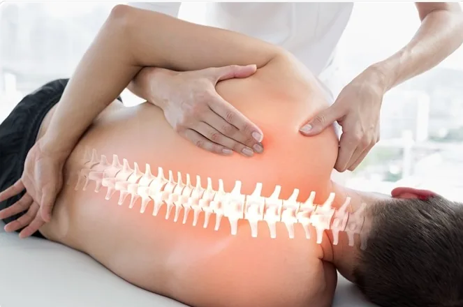 Terapia manual en la espalda de un paciente